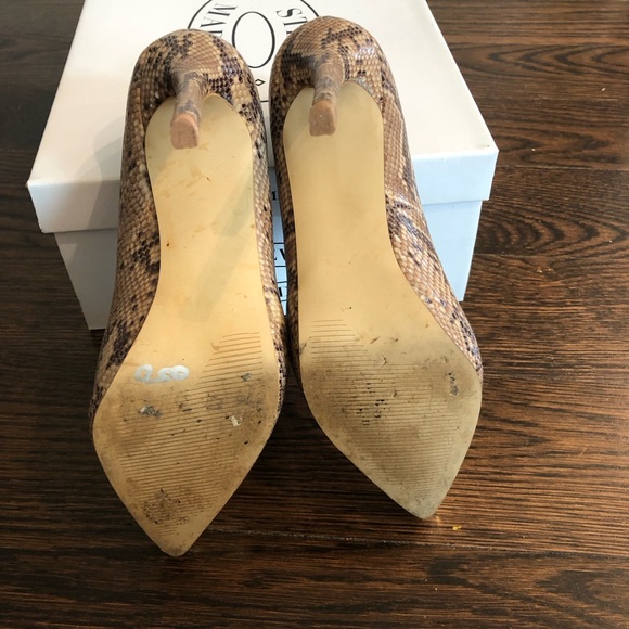Steve Madden Snake Print Heels with Gold Accents Size 6–4 1/2 inch heel - Picture 7 of 7